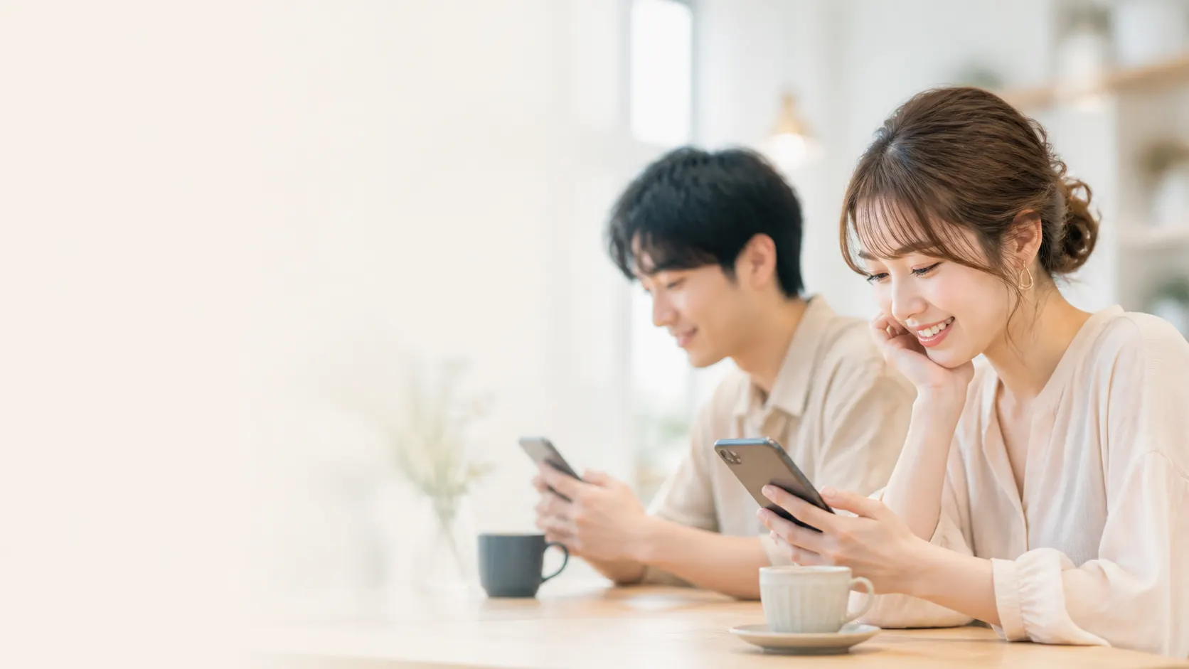 スマートフォンを操作する手元